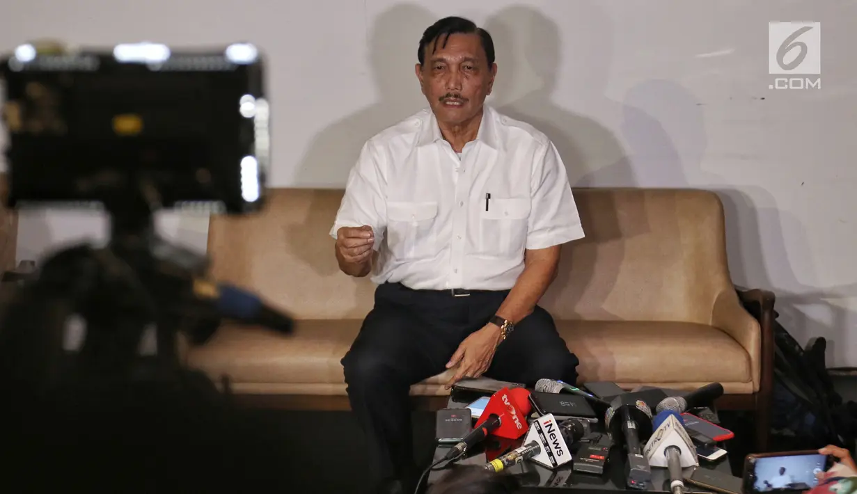 Menko Bidang Kemaritiman Luhut Binsar Pandjaitan memberi keterangan pers menjelang pengumuman hasil Pemilu 2019 di Hotel Akmani Jakarta, Senin (20/5/2019). Kepada pihak yang tidak sepakat dengan hasil Pemilu 2019, dipersilahkan mengadukan ke pihak yang berwenang. (Liputan6.com/Johan Tallo)