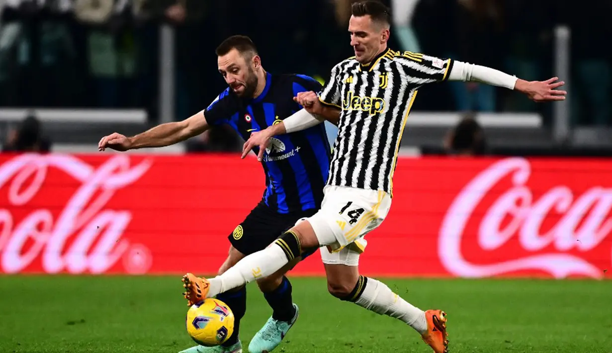 Juventus balas mengancam di menit 15 lewat winger Federico Chiesa. Sepakan eks pemain Fiorentina itu masih meleset dari sasaran. (MARCO BERTORELLO/AFP)
