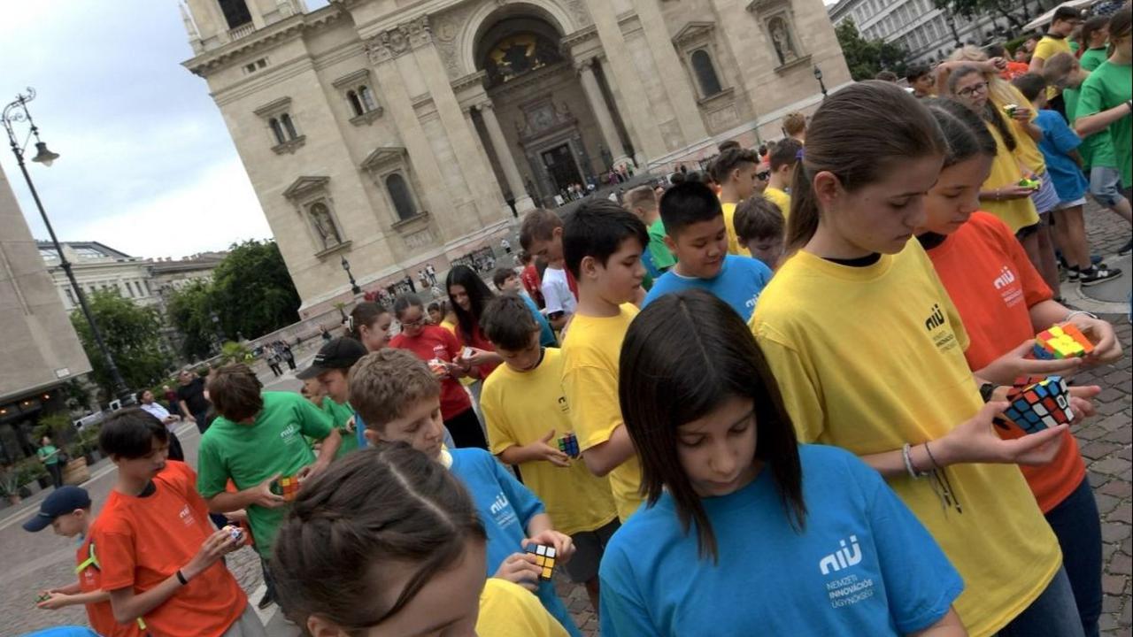 Dengan perayaan ini, murid-murid di Hungaria tidak hanya menghormati penciptaan Kubus Rubik, tetapi juga merayakan semangat inovasi dan pendidikan yang terus hidup di hati bangsa mereka. Foto: Ferenc ISZA / AFP