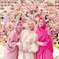 Bernuansa serba pink, tampilan glowing Ria ricis di 7 bulanan tuai pujian.