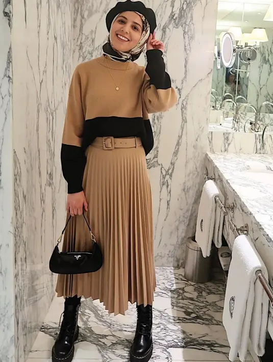 Atau di saat ingin tampil berbeda dan bold, kamu bisa andalkan rok plisket dan paduan sepatu boots favorit. Jangan lupa, aksesori seperti topi akan memaksimalkan gaya. (Foto: Instagram/ Salma.Masrour)