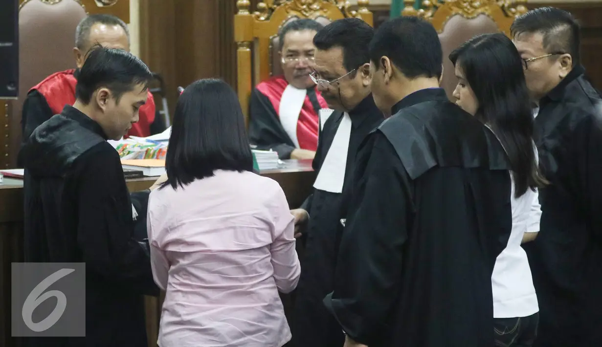 Suasana sidang lanjutan terdakwa Jessica Wongso di PN Jakarta Pusat, Kamis (21/7). Dalam sidang tersebut ditunjukan bukti pembayaran serta rekaman CCTV percakapan antara Jessica dan Jukiyah saat memesan kopi Vietnam. (Liputan6.com/Immanuel Antonius)