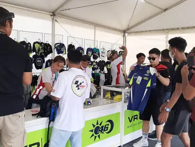 Ada stand legenda MotoGP Valentino Rossi di Sirkuit Mandalika.
Stand Valentino Rossi tersebut terletak di area Inner Circle tepatnya atau sebelah selatan BNI Mandalika Music Vibes. (Bola.com/Yus Mei Sawitri)