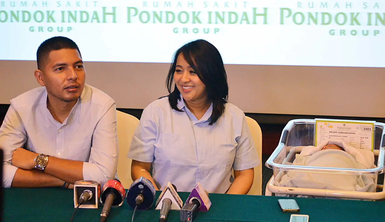 "Cuma karena sudah 41 week belum kontraksi juga, kepala anaknya belum keliatan di panggul terus ketuban tipis. Akhirnya dokter menyarankan caesar," jelas Chua Kotak, di RSPI, Jakarta Selatan, Sabtu (27/8/2016). (Deki Prayoga/Bintang.com)