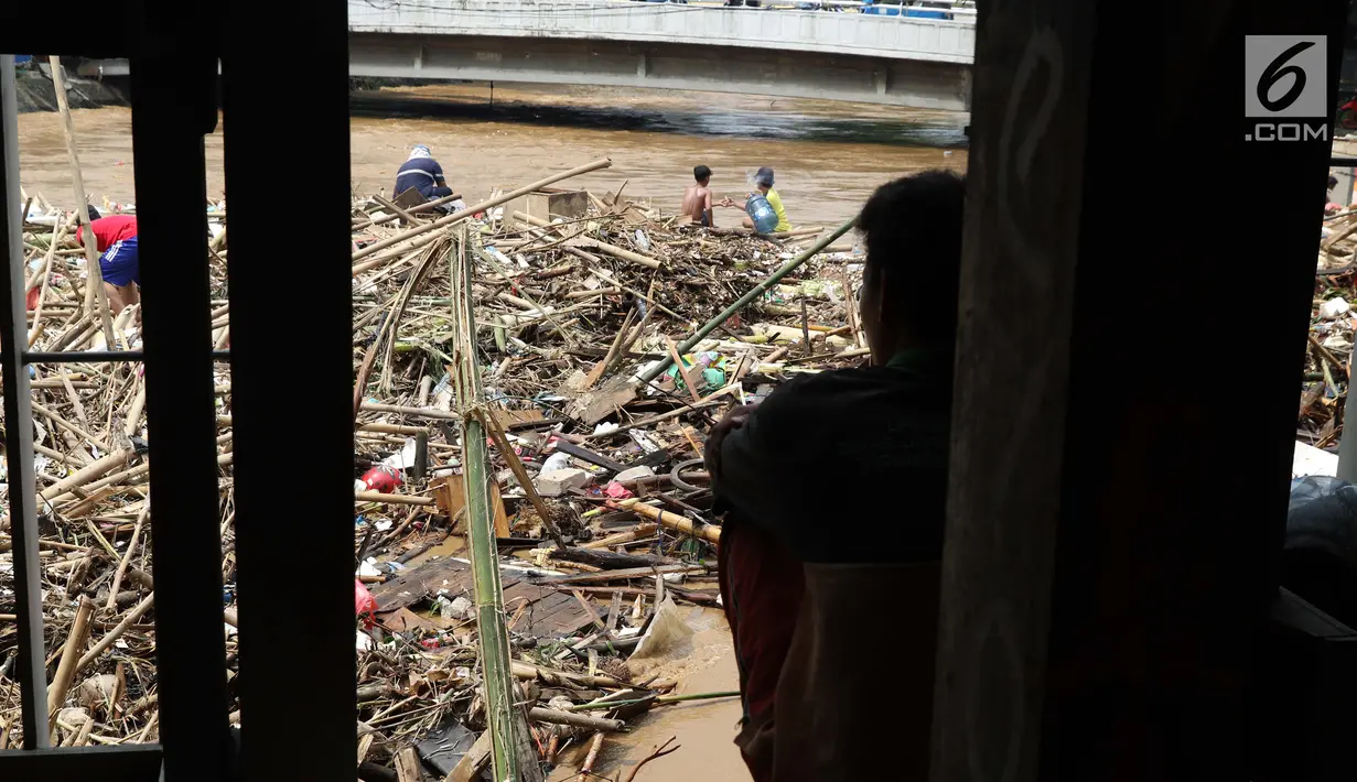 Sampah yang didominasi potongan bambu dan botol plastik menumpuk di Pintu Air Manggarai, Jakarta, Jumat (26/4). Sampah ini terbawa arus sungai Ciliwung akibat curah hujan yang tinggi di kawasan Bogor dan sekitarnya, Kamis (25/4). (Liputan6.com/Helmi Fithriansyah)