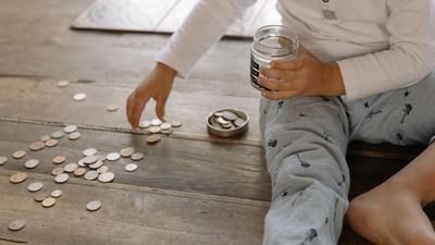Cegah Anak Terjebak FOMO & Utang, Ini Cara Mengenalkan Uang Sejak Dini
