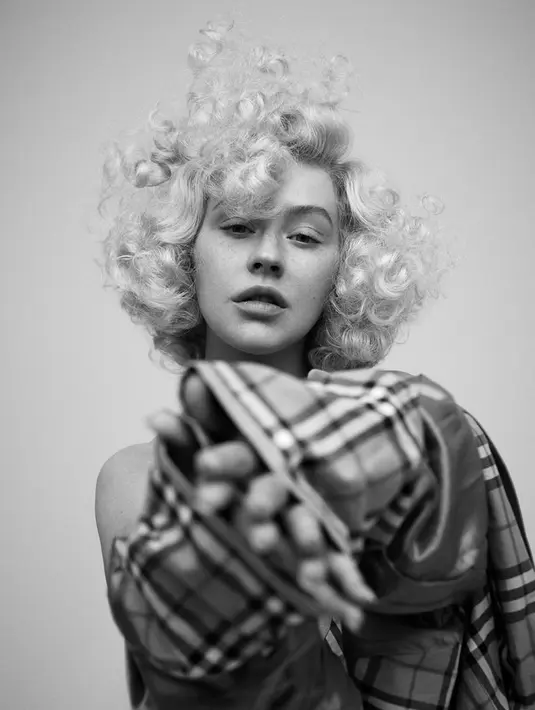 Tak hanya itu, ia pun terlihat sangat cantik dan retro dengan gaya rambut yang berbeda. (ZOEY GROSSMAN/PAPER MAGAZINE)