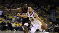 Stephen Curry berduel dengan James Harden (AP)