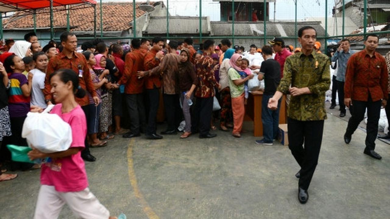 Presiden Jokowi bagi-bagi sembako di Menteng Dalam