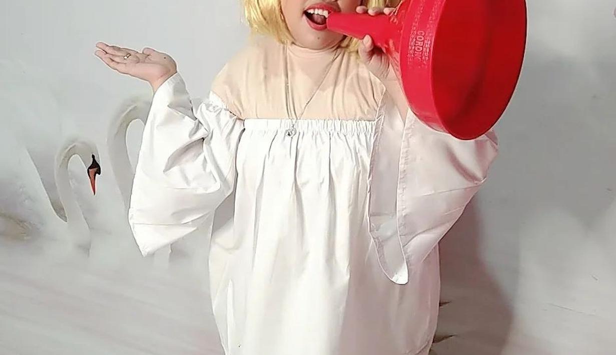 Video parodi ini diunggah di kanal YouTube Kekeyi dan telah ditonton hampir 160 ribu kali. Lebih dari seribu komentar menggenangi kolom. Kekeyi kebanjiran pujian warganet +62. “Effortmu, ekspresimu, gerak-gerikmu, semua menghibur banget key. Thanks for made my day,” tulis akun Eix***. “Keykeyi dan team pasti kerja keras dan modal besar juga buat parody lucu2an ini, keren!!” akun 3ji*** menambahkan. (Foto: Dok. Instagram @rahmawatikekeyiputricantikka23)