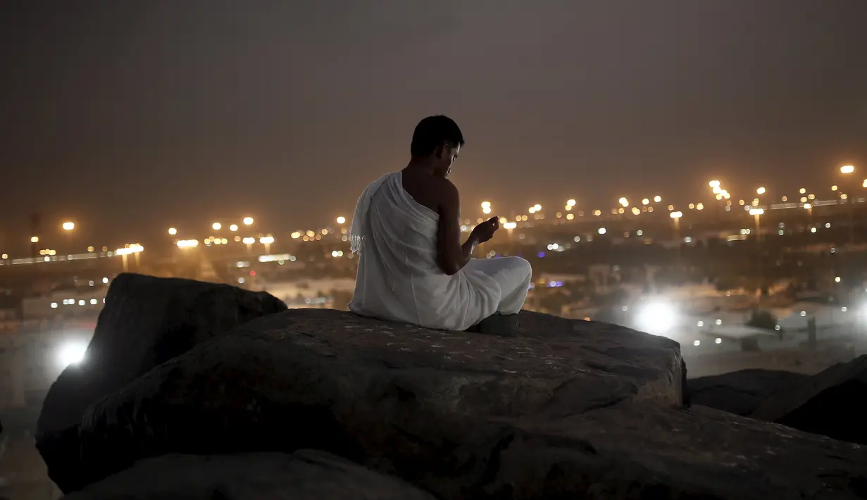 Peziarah Muslim berdoa di Jabal Rahmah dekat tepi Arafah saat ibadah haji, Arab Saudi (22/9/2015). Jabal Rahmah diyakini umat Muslim, sebagai tempat pertemuan antara Adam dan Hawa. (REUTERS / Ahmad Masood)