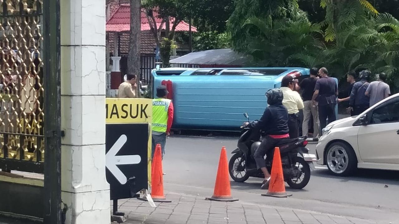 Viral Ambulans Terguling Saat Bawa Jenazah di Jember, Ini Kronologinya
