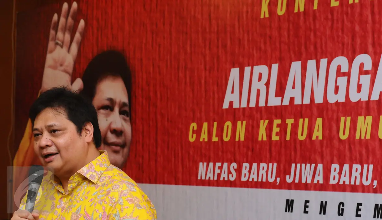 Airlangga Hartarto memberikan keterangan saat deklarasi pencalonan sebagai calon Ketua Umum Partai Golkar di Jakarta, Selasa (1/3/2016). Airlangga mengusung tujuh misi yang dinamakan Eka Sapta Dalam Eka Trio. (Liputan6.com/Helmi Fithriansyah)