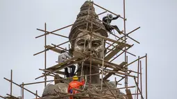 Sejumlah pekerja saat pemasangan patung perunggu raksasa mantan Raja Ram Khamhaeng di Taman Ratchapakdi, Hua Hin, Thailand, Rabu  (5/8/2015).  Taman ini dibangun tentara Thailand untuk menghormati raja Thailand masa lalu. (REUTERS/Athit Perawongmetha)