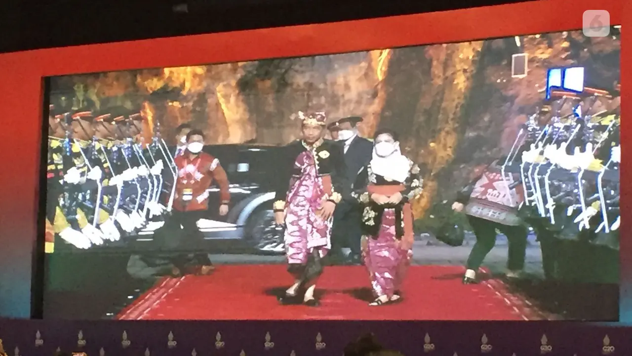 Presiden RI Joko Widodo baru saja tiba di area  Area Taman Budaya Garuda Wisnu Kencana untuk melangsungkan makan bersama kepala negara anggota G20 dan tamu undangan lainnya (Liputan6.com/Teddy Tri Setio Berty)