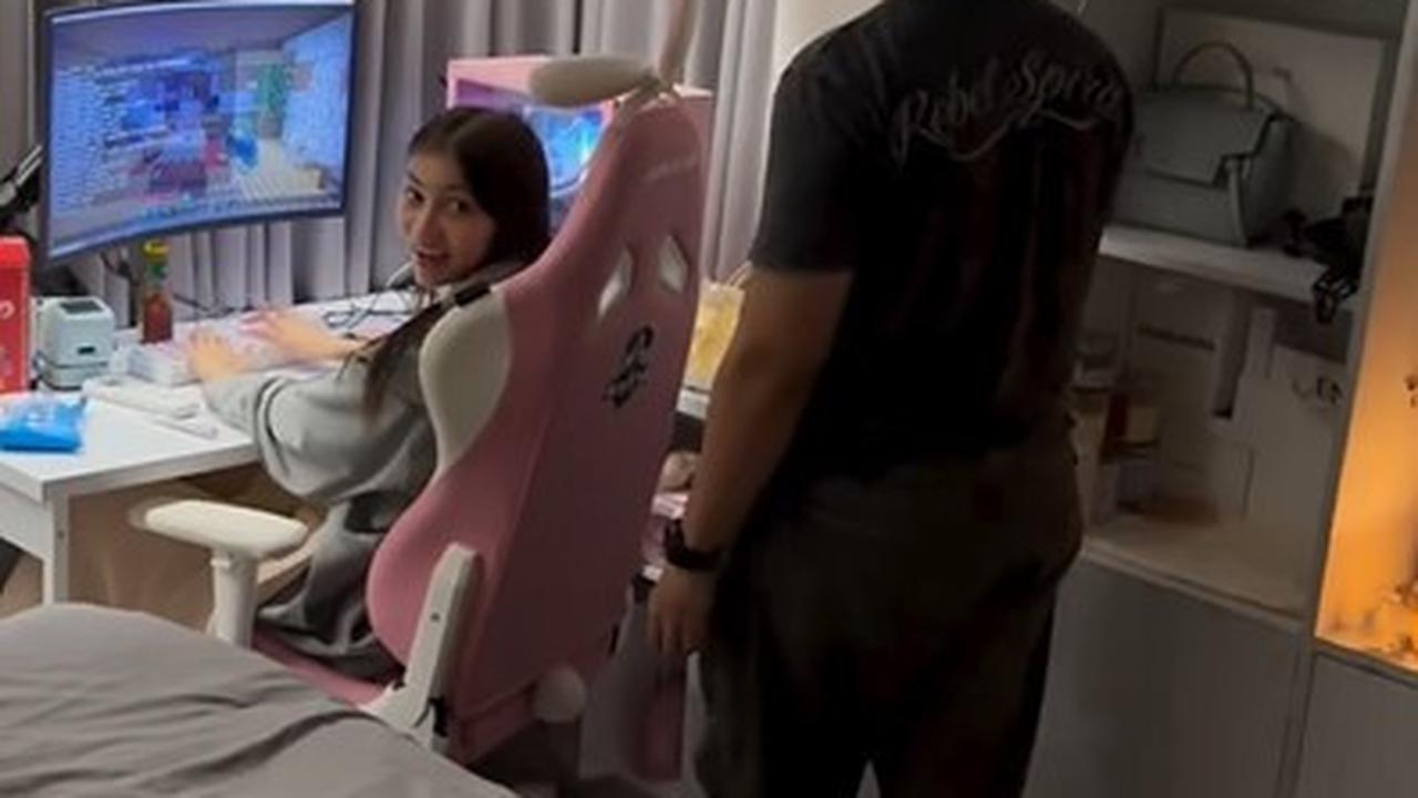 Potret Kejutan Ultah Sasi Kirana Anak Dian Nitami dan Anjasmara, Si Cantik Calon Dokter Sudah 21 Tahun