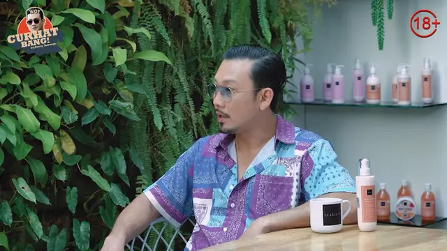 Jeje Slebew mengaku bisa berbahasa Inggris (Foto: Screenshot YouTube GW DI DORONG, DI JAMBAK, DILECEHKAN ‼️ JEJE SLEBEW CERITA SEMUA YANG TERJADI.)