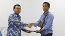 Perwakilan dari Forum Peduli Pulau Pari, Sahrul Hidayat bersalaman dengan asisten Bidang Penyelesaian Laporan ORI,  Nugroho Eko usai pertemuan di Gedung Ombudsman RI, Jakarta, Senin (6/3). (Liputan6.com/Helmi Afandi)