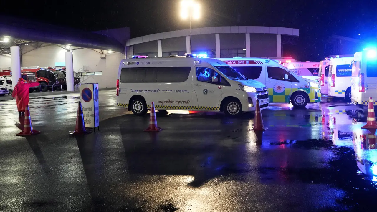 Ambulans menunggu untuk membawa penumpang Singapore Airlines di Bangkok, Thailand, pada hari Selasa. Sakchai Lalit/AP