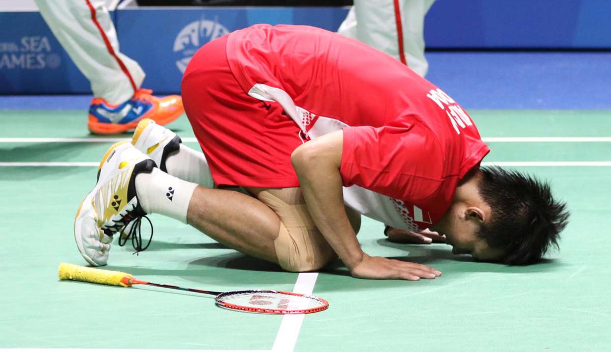 Ekspresi pebulutangkis putra Indonesia, Ihsan Maulana Mustofa, setelah memastikan kemenangan atas pemain Thailand, Suppanyu Avihingsanon. (Bola.com/Arief Bagus)