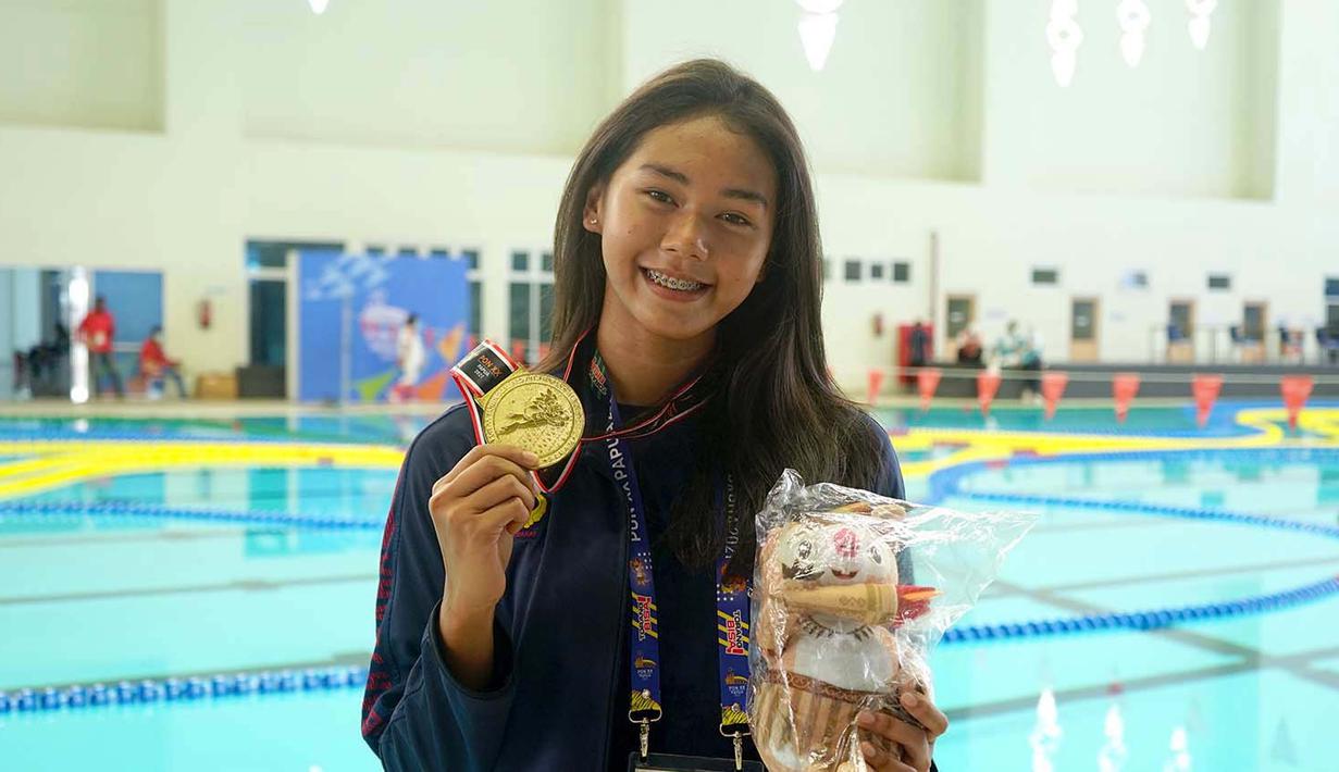 Perenang Putri asal Jawa Barat, Dheya Nazhira Nuramalina menunjukkan medali emas pada cabang olah raga renang nomor 50m Surface Biffin Putri PON XX Papua yang berlangsung di Aquatik Lukas Enembe, Jayapura, Minggu, 6 Oktober 2021.(PON XX PAPUA/Ronald Sandewa)