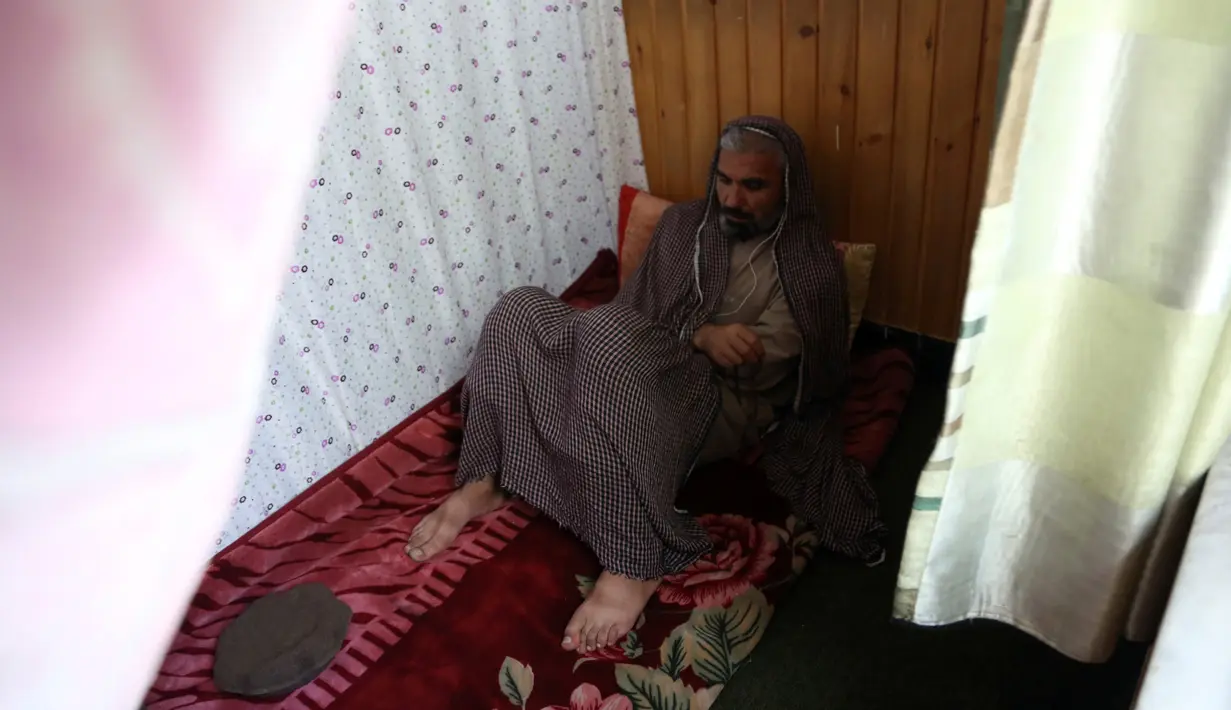 Umat muslim Afghanistan beriktikaf di sebuah masjid di Kabul, Rabu (6/6). Selama sepuluh hari terakhir Ramadan, umat muslim beritikaf dengan melakukan dzikir, berdoa, dan salat sunnat untuk menantikan malam Lailatul Qadar. (AP/Rahmat Gul)