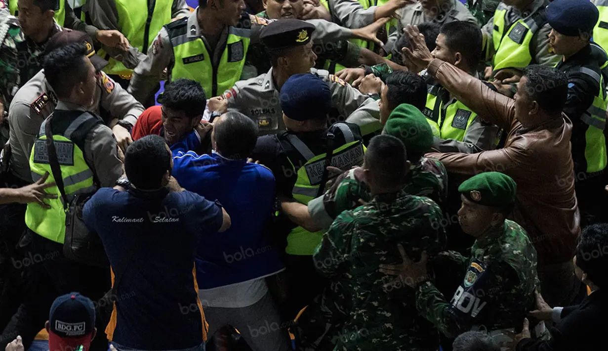 Melihat Agus Setia diamankan pihak berwajib, sejumlah ofisial tim Kalimantan Selatan langsung masuk ke arena dan menimbulkan bentrokan. (Bola.com/Vitalis Yogi Trisna)