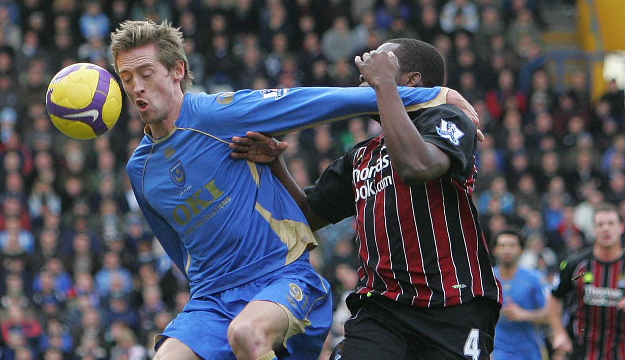 Peter Crouch juga tampil dalam dua periode bersama Portsmouth. Periode pertamanya berlangsung selama 1 musim pada 2001/2002 saat Portsmouth berlaga di Divisi 1. Sementara periode keduanya juga berlangsung selama 1 musim pada 2008/2009 saat Portsmouth berkompetisi di Premier League. (AFP/Geoff Caddick)