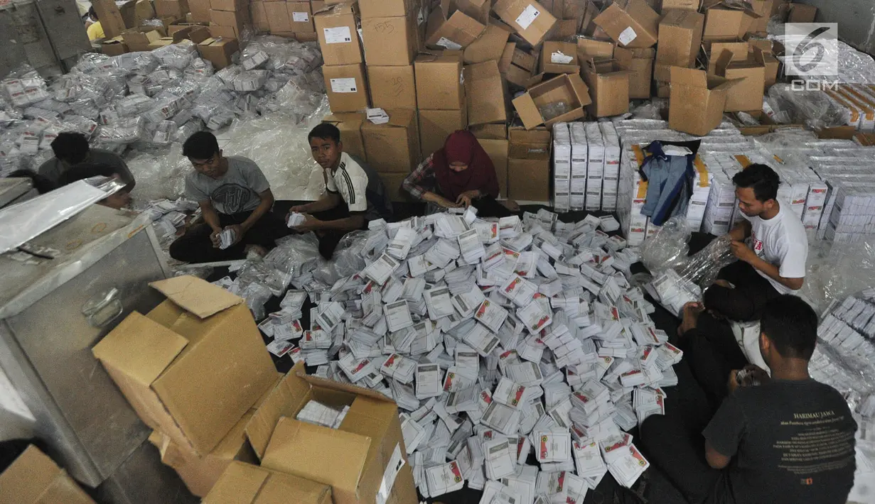 Warga mengepak surat suara pemilihan Gubernur dan Wakil Gubernur Jawa Barat  2018 yang sudah dilipat dan disortir di gudang logistik KPU Kabupaten Bogor di Cibinong, Jawa Barat (25/5). (Merdeka.com/Arie Basuki)