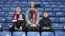 Supporter Leicester tampak kecewa usai disingkirkan Atletico Madrid pada babak perempat final Liga Champions di Stadion King Power, Inggris, Selasa (18/4/2017). Meski imbang 1-1, Atletico lolos ke semifinal dengan agregat 2-1. (AP/Nick Potts)