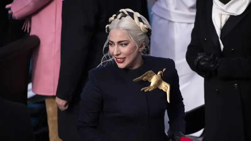 Lady Gaga di pelantikan Joe Biden, 20 Januari 2021. (Caroline Brehman/Pool Photo via AP)