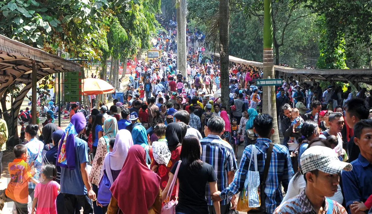 Lebaran memasuki hari kedua, sejumlah masyarakat memadati tempat wisata Kebun Binatang Ragunan, Jakarta Selatan, Sabtu (18/7/2015). Diperkirakan libur Lebaran hari kedua ini, jumlah pengunjung mencapai sekitar 121 ribu orang. (Liputan6.com/Yoppy Renato)