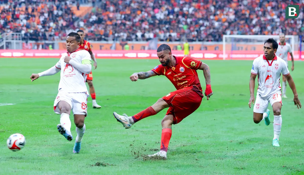 Pemain Persija Jakarta, Maxwell Souza, melepaskan tendangan ke gawang Malut United pada laga pekan ke-3 BRI Super League di Jakarta International Stadium, Sabtu (23/8/2025) sore WIB. (Bola.com/M. Iqbal Ichsan)