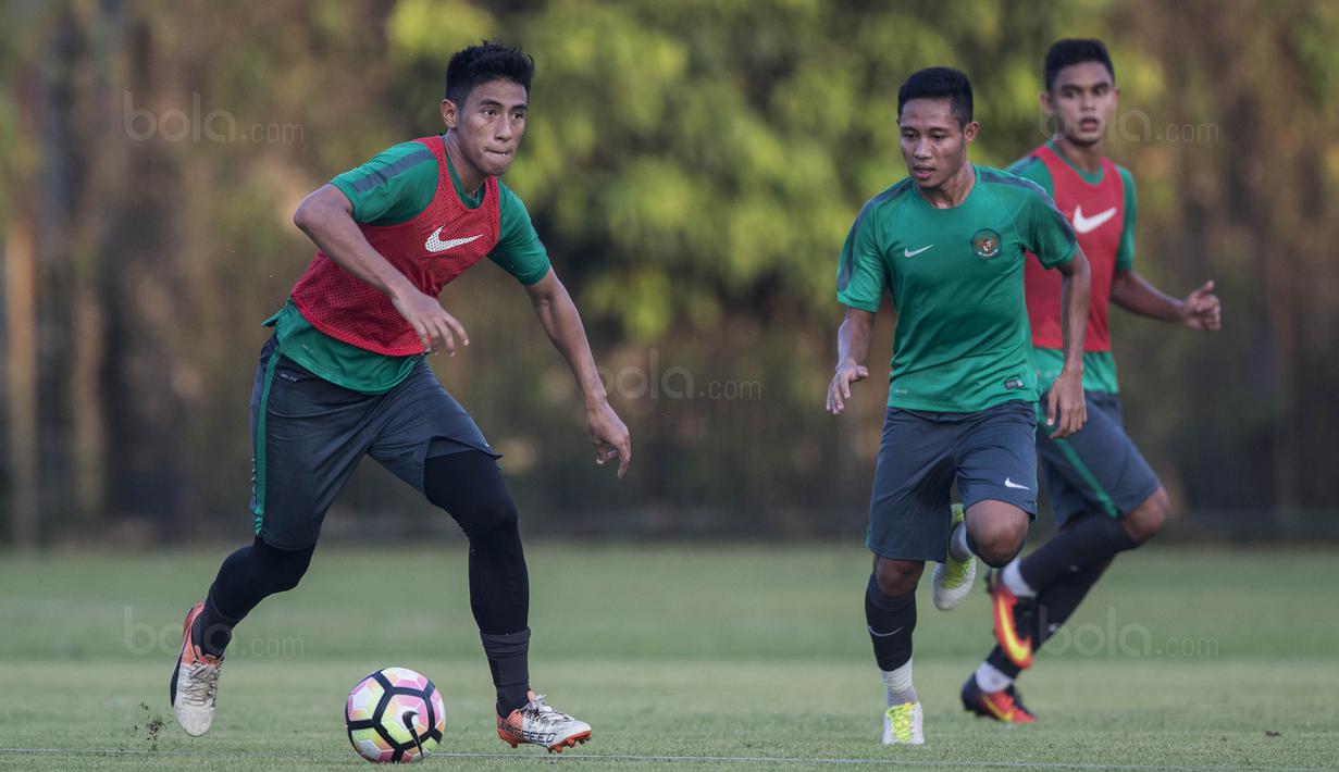 Gelandang Timnas Indonesia U-22, Hanif Sjahbandi, menggiring bola saat latihan di Lapangan SPH Karawaci, Banten, Senin (7/8/2017). Latihan dilakukan sebagai persiapan jelang SEA Games 2017 Malaysia. (Bola.com/Vitalis Yogi Trisna)