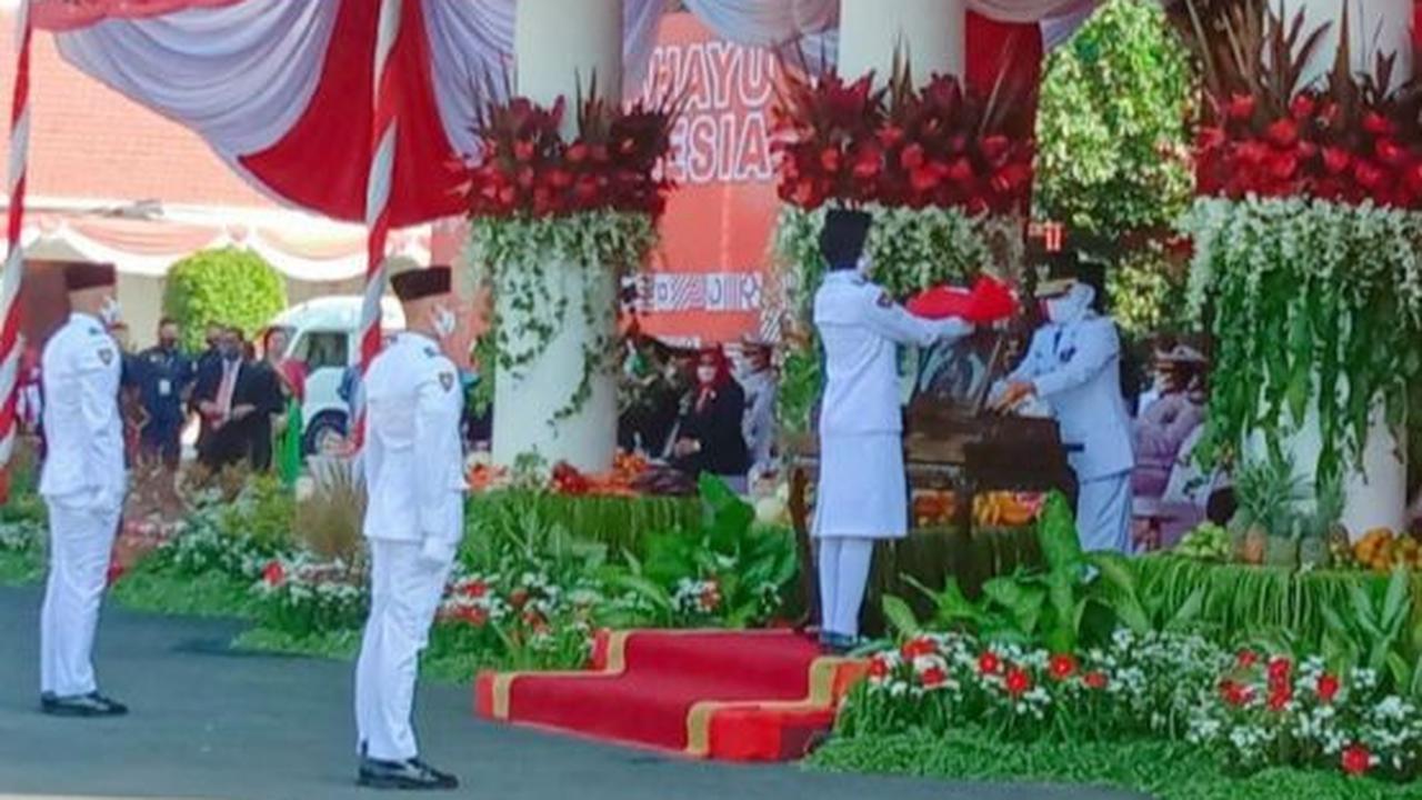 Sejumlah pedagang kaki lima (PKL) mencoba peruntungan dengan berjualan di depan Gedung Negara Grahadi Surabaya pada HUT ke-78 RI. Banyaknya tamu undangan yang dapat menjadi pertimbangan mereka mencari rezeki.