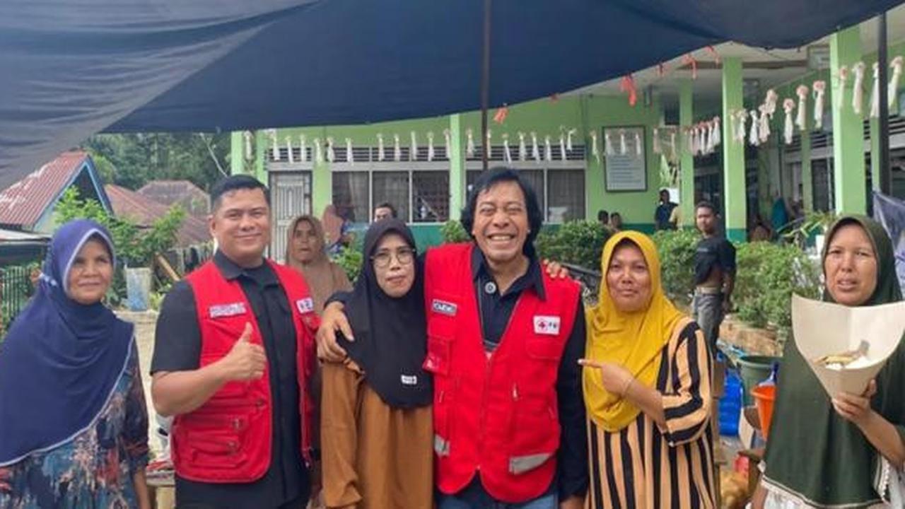 6 Potret Komeng Jadi Relawan di Padang, Hibur Korban Banjir dengan Canda Khasnya