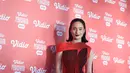 Tatjana Saphira tampil misterius dengan jumpsuit gradasi merah hitam beraksen drappery yang dramatis. Dipadu dengan selendang sabrina di leher yang pertegas bahu Tatjana. Menata rambut dengan sleek look, Tatjana terlihat dark dengan lipstik gelap