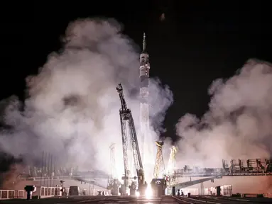 Pesawat ruang angkasa Soyuz TMA-14M yang membawa tiga awak mengangkasa dari Baikonur Cosmodrome, Kazakhstan, (26/9/2014). (REUTERS/Shamil Zhumatov)