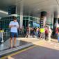 Situasi wisatawan menunggu dijemput di Bandara Komodo, Labuan Bajo. (dok. BPOLBF)