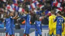 Pemain Prancis, Dimitri Payet (kiri) merayakan kemenangan timnya atas Swedia bersama Raphael Varane pada laga grup A Kualifikasi Piala Dunia 2018 di Stade de France Stadium, Saint-Denis, Prancis, (11/11/2016). (AP/Christophe Ena)