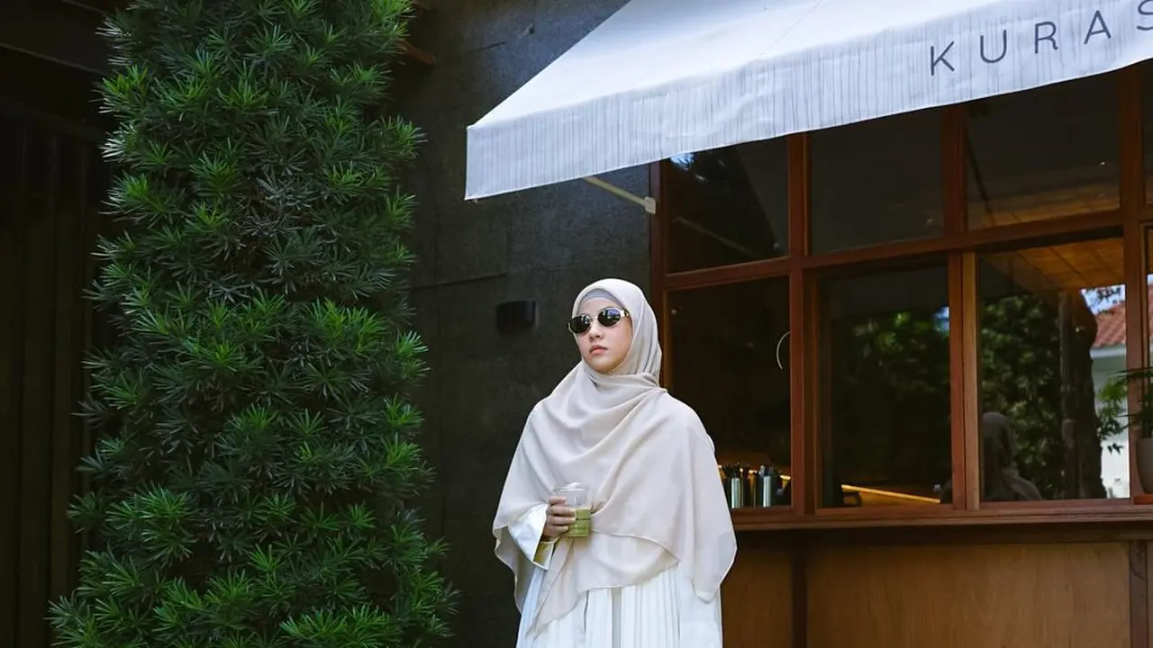 6 Gaya Padu Padan Gamis ala Natasha Rizky, Bisa Stylish dan Syar'i Sekaligus