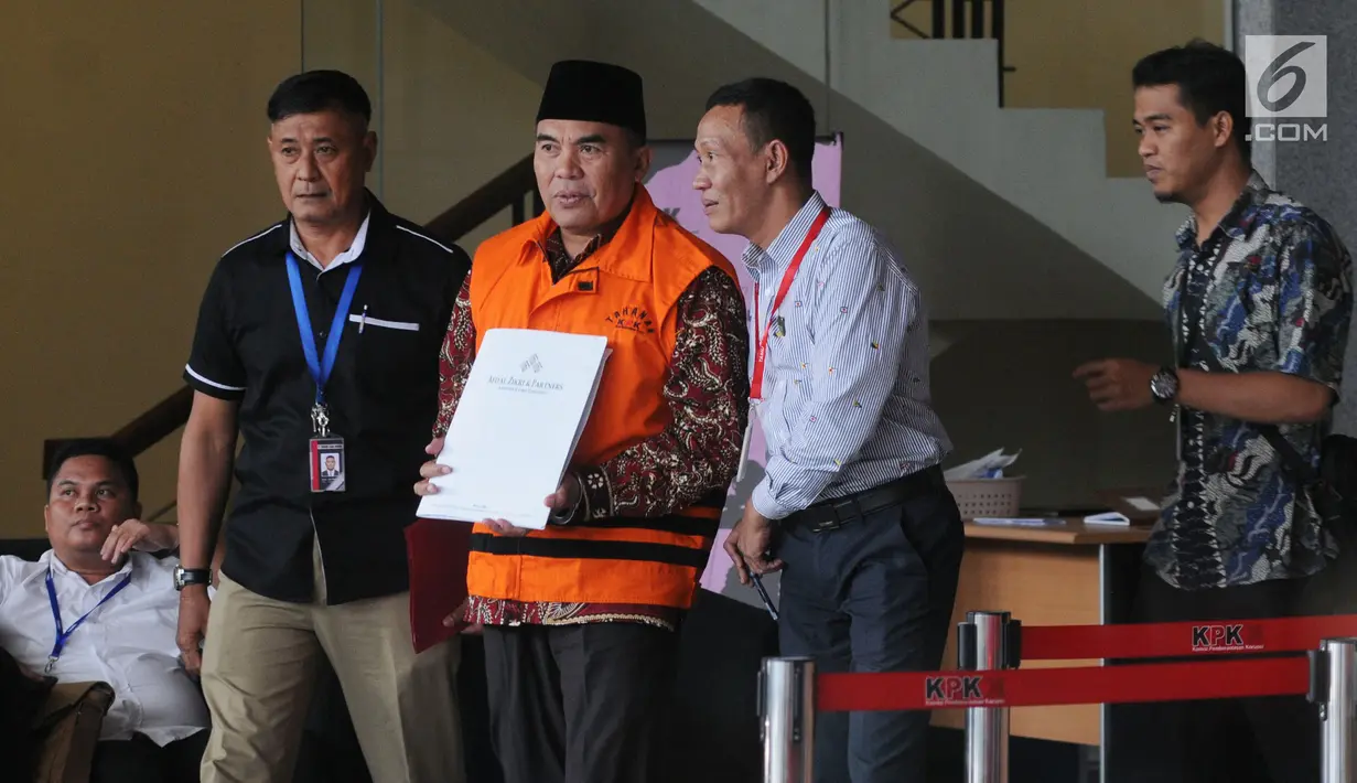 Bupati Jepara Ahmad Marzuqi (tengah) mengenakan rompi tahanan usai menjalani pemeriksaan di Gedung KPK, Jakarta, Senin (13/5/2019). KPK menahan Ahmad Marzuqi untuk mempermudah pemeriksaan tekait kasus dugaan suap. (merdeka.com/Dwi Narwoko)