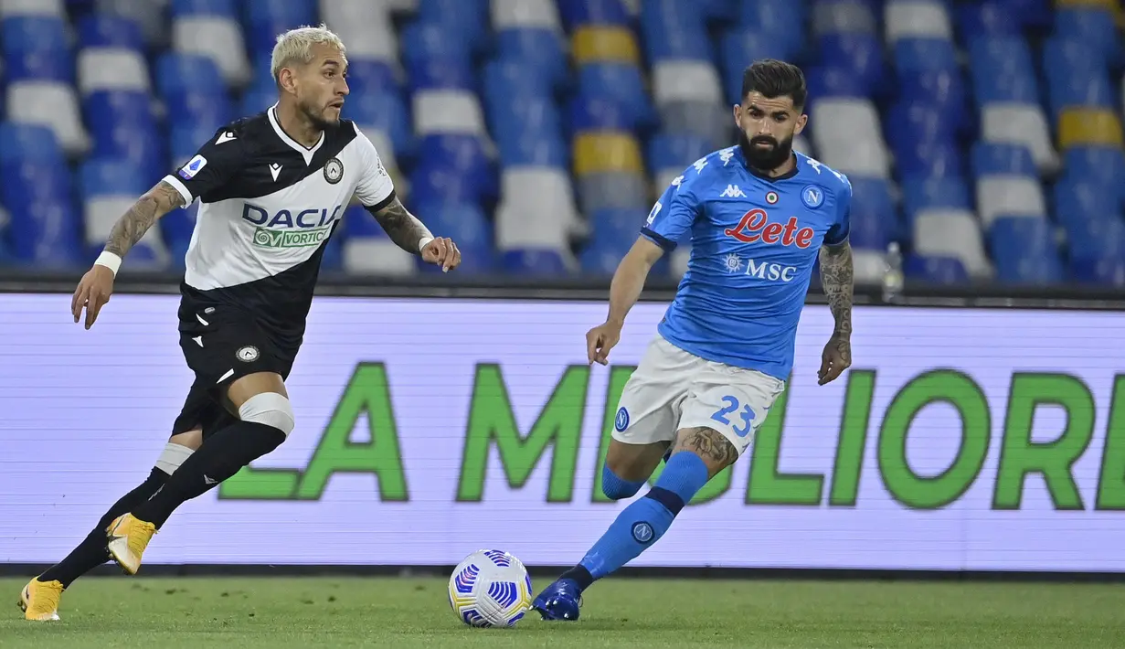Gelandang Udinese, Roberto Pereyra (kiri) menguasai bola dibayangi bek Napoli, Elseid Hysaj dalam laga lanjutan Liga Italia 2020/2021 pekan ke-36 di Diego Armando Maradona Stadium, Naples, Selasa (11/5/2021). Udinese kalah 1-5 dari Napoli. (LaPresse via AP/Fabrizio Corradetti)