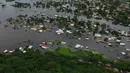 Pandangan udara saat sebagian rumah terendam banjir di Asuncion, Paraguay, Senin (28/12). Bencana banjir di negara wilayah Amerika Selatan itu bahkan disebut sebagai yang paling parah dalam kurun waktu 23 tahun terakhir. (REUTERS/Jorge Adorno)