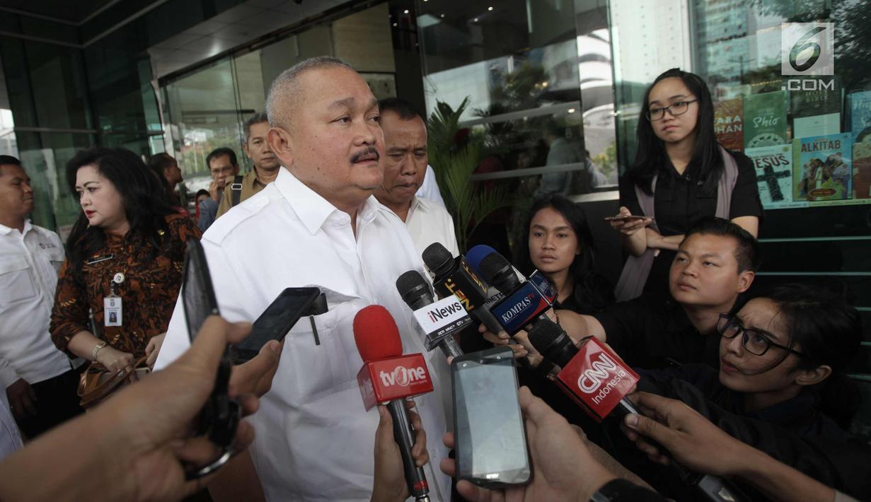 Gubernur Sumsel, Alex Noerdin memberi keterangan usai mengunjungi korban ambruknya balkon BEI di RS Siloam, Jakarta, Selasa (16/1). Soal biaya, seluruhnya menjadi tanggung jawab BEI dan Pemerintah Provinsi Sumsel. (Liputan6.com/Arya Manggala)