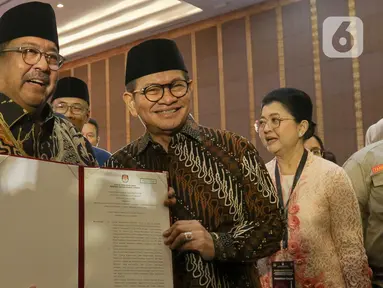 Pasangan Gubernur dan Wakil Gubernur Provinsi Daerah Khusus Jakarta terpilih, Pramono Anung dan Rano Karno menunjukkan surat keputusan Komisi Pemilihan Umum Daerah (KPUD) Jakarta usai menghadiri rapat pleno di Hotel Pullman Central Park, Jakarta, Kamis (9/1/2024). (Liputan6.com/Herman Zakharia)