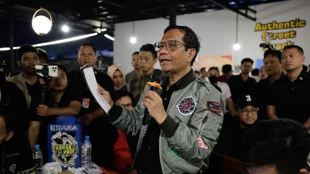 Calon wakil presiden (Cawapres) nomor urut 3 Mahfud MD saat menghadiri acara dialog bersama masyarakat bertajuk ‘Tabrak Prof!’ di Kafe Borjuis, Kota Semarang, Jawa Tengah (Jateng), Selasa (23/1/2024).