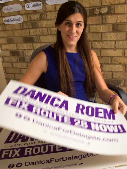 Danica Roem (33) saat berada di kantor kampanyenya, di Manassas, Virginia, (22 /9). Danica Roem menjadi transgender pertama duduk di parlemen Virginia, Amerika Serikat. (AFP PHOTO/Paul J. Richards)
