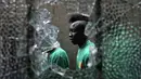Pemain Mali sedang bersiap bermain melawan Guinea dalam turnamen sepak bola untuk kaum migran dan orang asing bertajuk "Balon Mundial" yang dihelat 6 Juni-5 Juli 2015 di Turin, Italia. (AFP PHOTO/MARCO BERTORELLO)