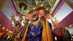 Para biksu yang mengenakan kostum dan topeng yang megah melakukan parade di kuil sebelum Thangka atau lukisan tradisional Buddha diresmikan di kuil Tibet selama perayaan hari Waisak di Ipoh, Malaysia, Rabu, 22 Mei 2024. (AP Photo/Vincent Thian)